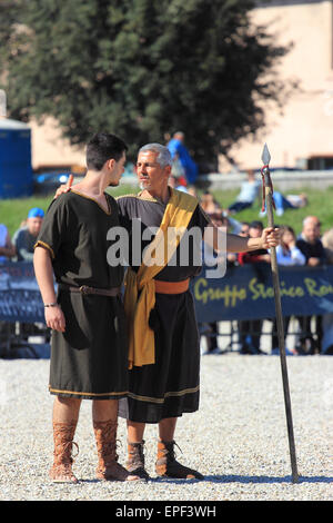 ROME, ITALIE - 21 avril 2015 Anniversaire de la fondation de Rome : la reconstruction historique, Énée et son fils Ascanio fondateur de Alba Banque D'Images