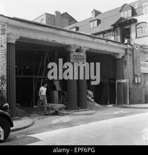 La construction du nouveau théâtre Mermaid flaque à quai, Upper Thames Street à Londres, ouvert par l'acteur et réalisateur Bernard Miles. 8 mai 1959 Banque D'Images