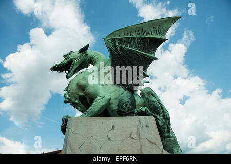 Le dragon statue sur le pont du dragon de Ljubljana Banque D'Images