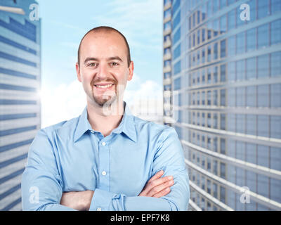 Smiling businessman bras croisés Banque D'Images