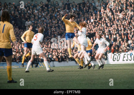 Double saison gagnante Arsenal 1970 - 1971. FA Cup Semi finale match à Hillsborough. Arsenal v Stoke City 2 2. L'arsenal George Graham se lève pour battre Gerry Conroy à l'balle haute. 27 mars 1971. Banque D'Images