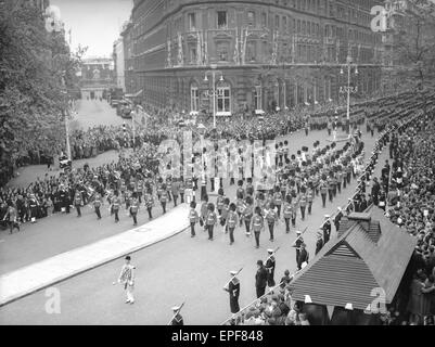 La bande et corps de tambours de la Welsh et gardes irlandais vers le bas mars Northumberland Avenue d'avance sur l'état d'or portant l'entraîneur reine à l'abbaye de Westminster pour son couronnement, 2 juin 1952 Banque D'Images