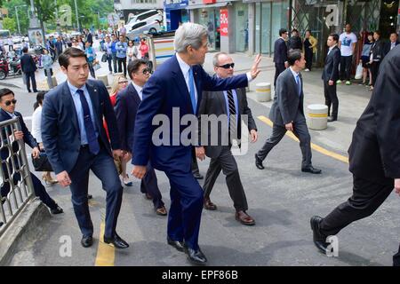 Séoul, Corée du Sud. 17 mai, 2015. Le secrétaire d'Etat américain John Kerry comme il marche dans les rues du quartier des divertissements de Itaewon, 18 mai 2015 à Séoul, en République de Corée. Banque D'Images