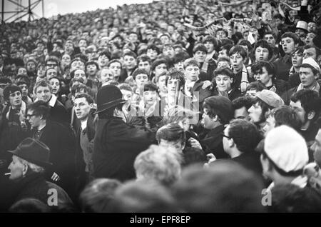 Manchester United v Manchester City, match de championnat à Old Trafford, le mercredi 27 mars 1968. Score final : Man Utd 1-3 Man City. Foule de problème du match. Banque D'Images