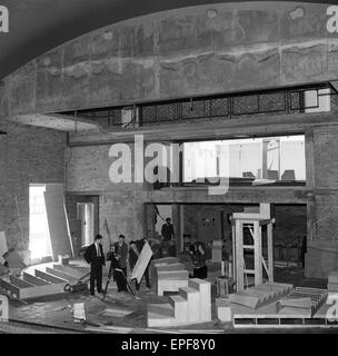 La construction du nouveau théâtre Mermaid flaque à quai, Upper Thames Street à Londres, ouvert par l'acteur et réalisateur Bernard Miles. 8 mai 1959 Banque D'Images