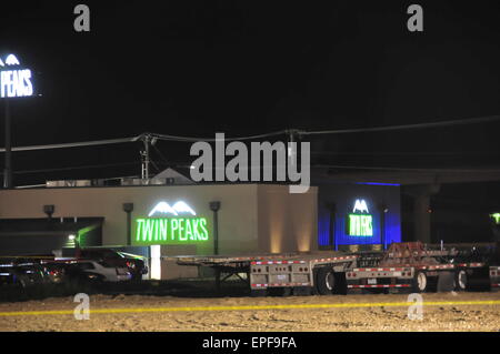 Waco, Texas, USA. 17 mai, 2015. Le Twin Peaks Restaurant est vu à Waco au Texas, aux États-Unis, le 17 mai 2015. Une lutte entre les gangs rivaux mortel tourné dimanche au restaurant dans l'État américain du Texas que neuf personnes ont été tuées et 18 autres blessés, les médias locaux ont signalé. Credit : Zhang Yongxing/Xinhua/Alamy Live News Banque D'Images