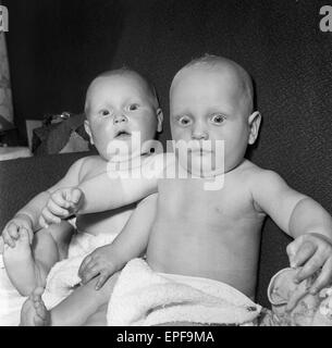 Twins Ian et Robert Kearns qui pesait huit livres deux onces quand ils sont nés. Jouer ensemble à la maison. Né le 22 avril 1962 Banque D'Images