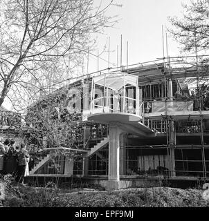 L'Yvonne Arnold theatre en construction à Guildford, Surrey. 23 avril 1964. Banque D'Images