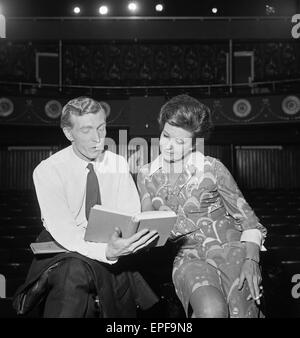 Carl Paulsen , Directeur de l'Oldham Repertory Theatre Club Coliseum lieu d'exposition à Fairbottom Street, Manchester de l'examen du rôle de l'actrice Coronation Street Phoenix Pat (droit) d'avance sur son rendement comme Catherine au Tennessee William's jouer 'Sudd Banque D'Images