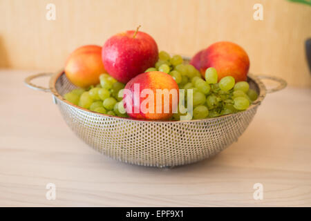 Fruits dans l'bown sur table Banque D'Images