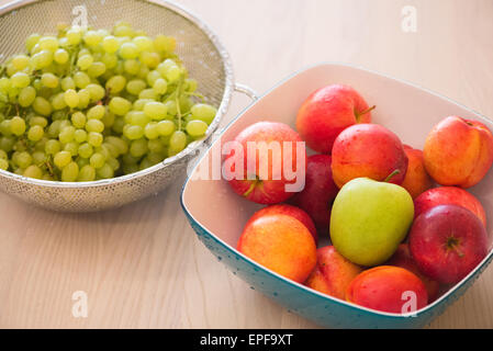 Fruits dans l'bown sur table Banque D'Images