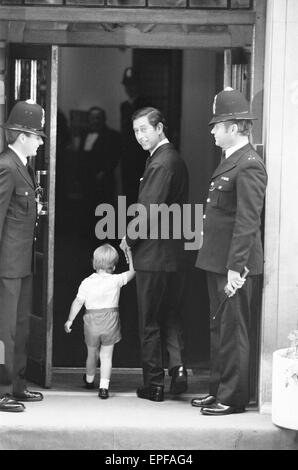 Le prince Harry quitte l'Hôpital St Mary, Londres, après la naissance, jour précédent le 16 septembre 1984. Sur la photo : grand frère le prince William arrive pour visiter, avec le père du Prince Charles. Banque D'Images