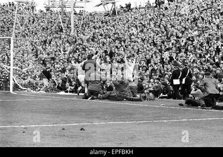 Newcastle Utd v Manchester City 11 Mai 1968 Division de Ligue un Match à St James Park Francis Lee célèbre but Score final Newcastle 3 Manchester City 4 Banque D'Images