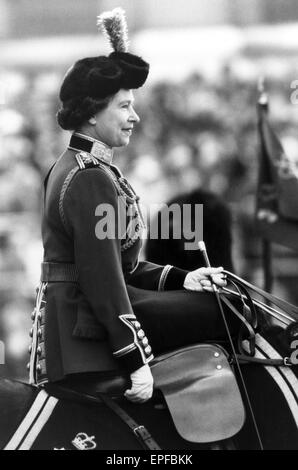 La Reine prend part à la parade de la cérémonie des couleurs avec 1er bataillon Irish Guards, Horse Guards Parade,, Londres, samedi 14 juin 1980. Banque D'Images