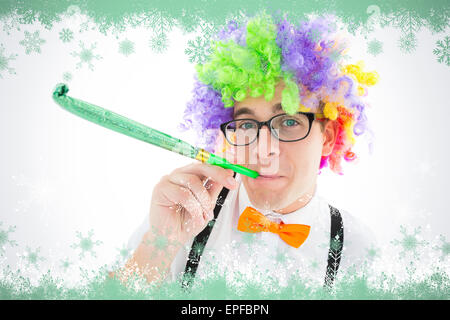 Image composite de hipster geek portant une perruque arc-en-blowing party horn Banque D'Images