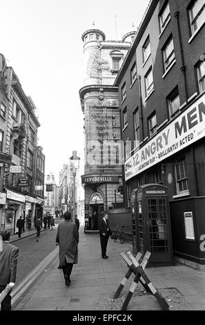 En dehors des scènes du Moulin Theatre de Soho, à Londres après qu'il a été annoncé qu'il était de fermer. 1er octobre 1964. Banque D'Images