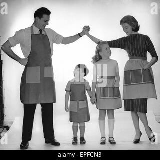 La modélisation de la famille un ensemble de tabliers pour le réveil. 2 Décembre 1957 Banque D'Images