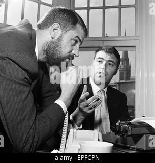 Un couple de nice xany caractères sont Ray Galton (barbe) et Alan Simpson. Ils ne le Tony Hancock script à partir d'un somptueux grand bureau en orme Court W.1. 27 septembre 1961. Banque D'Images