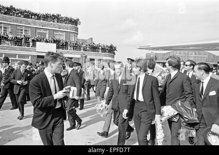 Les Beatles à Liverpool pour le premier ministre d'une dure journée de nuit. John Lennon, Ringo Starr et George Harrison photographié ici de quitter l'aéroport après leur fuite en Liverpool. Fans et photographes les saluer. 10 juillet 1964. Banque D'Images