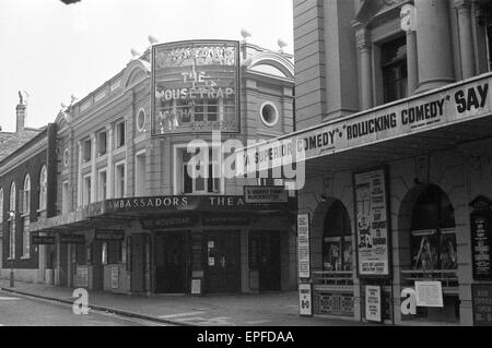 Vue extérieure de l'Ambassadors Theatre de West Street, Londres vers 1971. Banque D'Images