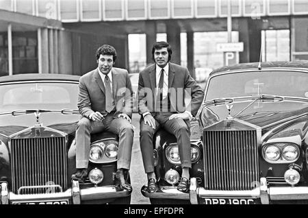 Tom Jones et Engelbert Humperdinck, photographié avec leur a récemment acheté Rolls Royce Silver Clouds, à l'extérieur des studios de VTT à Elstree, Herts, 5 février 1969. Également sur la photo, les chanteurs manager, Gordon Mills, qui apportait sa Rolls Royce Banque D'Images