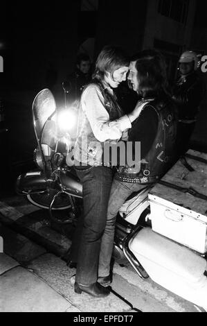 Jeune couple, Katie Overton et Alan Hutson, illustré à l'extérieur d'un club à Hammersmith, Londres, 14 avril 1970. Banque D'Images