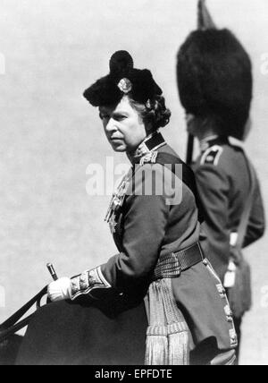 La Reine prend part à la parade de la cérémonie des couleurs avec 1er bataillon Scots Guards, Horse Guards Parade à Londres, samedi 14 juin 1986. Banque D'Images