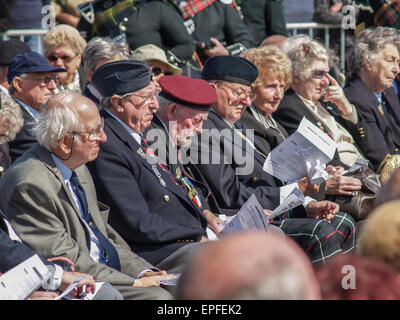 WW2 D-Day Veterans assis ensemble à l'occasion d'un service en Normandie Arromanche, France Banque D'Images