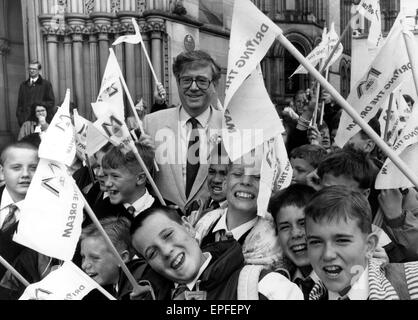 Manchester Ville d'obtenir les Jeux de 1996, septembre 1990. Les dirigeants de la candidature de la ville d'efforts partir pour Tokyo où la décision finale a été prise. ici un accueil enthousiaste pour adieu président Bob Scott et directeur Rick Parry de partisans de brandir le drapeau Banque D'Images