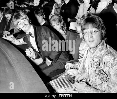 Les Beatles y assister de Premiere film 'Comment j'ai gagné la guerre" à la London Pavilion, 18 octobre 1967. George Harrison. Paul McCartney. Ringo Starr et John Lennon. Banque D'Images