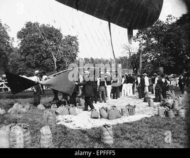 Hugh et Herbert Spencer et leur équipe au sol qu'on voit ici la préparation de l'Airship Spencer pour le vol, l'image est censée avoir été prise près de Croydon vers mai 1908 Banque D'Images