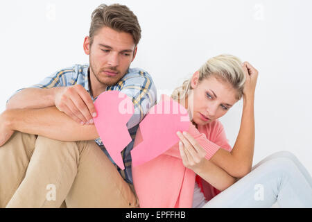 Young couple holding deux moitiés de cœur brisé Banque D'Images