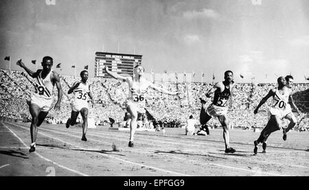 Mens 100m sprint final, le Stade de Wembley, Londres, le dimanche 1er août 1948. De gauche à droite. Harrison Dillard - 1er. Emmanuel McDonald Bailey -6ème Alastair McCorquodale - 4e. Lloyd La Beach - 3ème. Henry Morwood Ewell alias Barney Ewell - 2e Mel Patton -5ème. Banque D'Images