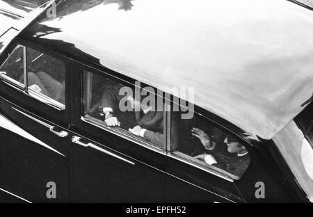 Les Beatles à Liverpool pour le premier ministre d'une dure journée de nuit. John Lennon et Paul McCartney en photo dans la voiture sur le chemin de la première ministre. 10 juillet 1964. Banque D'Images