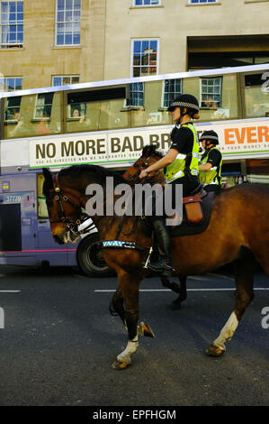 La police britannique sur l'adopter un bus sur le haut St au cours d'une manifestation à Bristol. Banque D'Images
