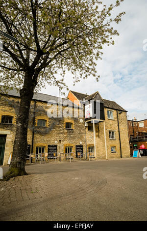 L'extérieur, la nouvelle brasserie Arts Centre, Cirencester, Gloucestershire, Angleterre, Royaume-Uni Banque D'Images