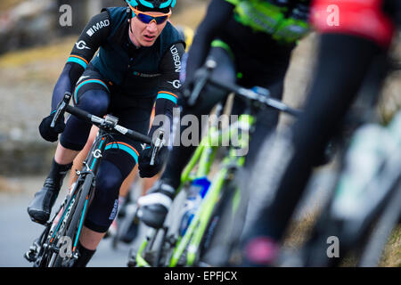 Les cyclistes masculins à vélo dans un cycle professionnel concurrentiel race, UK Banque D'Images