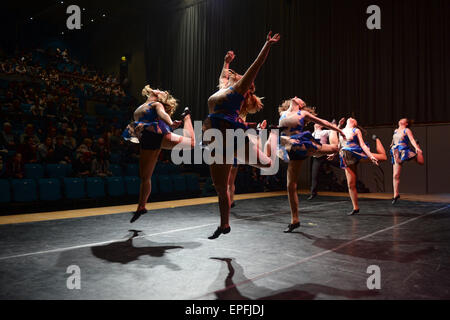 Danseurs : Des groupes d'élèves de sexe féminin de l'université du Pays de Galles en compétition dans un concours de danse inter-collège à Aberystwyth Arts Centre, le Pays de Galles UK Banque D'Images