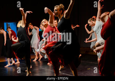 Danseurs : Des groupes d'élèves de sexe féminin de l'université du Pays de Galles en compétition dans un concours de danse inter-collège à Aberystwyth Arts Centre, le Pays de Galles UK Banque D'Images