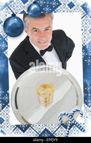 Image composite de waiter serving verre de whisky sur un plateau Banque D'Images