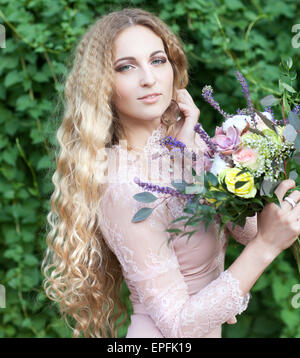 La bride holding bouquet de mariage avec fleurs succulentes Banque D'Images