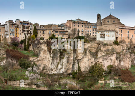 Vue sur la gorge de la vieille ville de Cuenca en Castilla La Mancha, Centre de l'Espagne. Banque D'Images