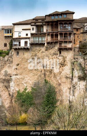 Vue sur les gorges de la Casas Colgadas (quelques maisons suspendues) dans la vieille ville de Cuenca en Castilla La Mancha, Centra Banque D'Images