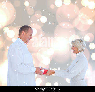 Image composite du couple exchanging gift Banque D'Images