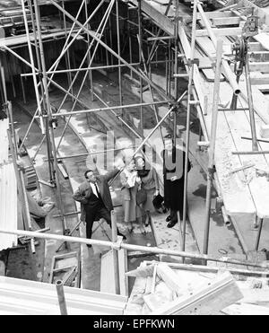 L'Yvonne Arnold theatre en construction à Guildford, Surrey. 23 avril 1964. Banque D'Images