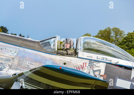 North American P-51D Mustang pilot Peter Teichman taxis à la suite d'un affichage de l'air, ancien préfet, Bedfordshire Angleterre UK Banque D'Images