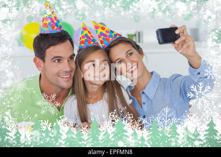 Femme à prendre des photos de sa famille au cours d'une fête Banque D'Images