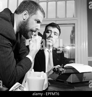 Un couple de nice xany caractères sont Ray Galton (barbe) et Alan Simpson. Ils ne le Tony Hancock script à partir d'un somptueux grand bureau en orme Court W.1. 27 septembre 1961. Banque D'Images