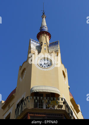 Tour de l'horloge sur bâtiment moderniste de la ville de de Sitges, Catalogne, Espagne Banque D'Images