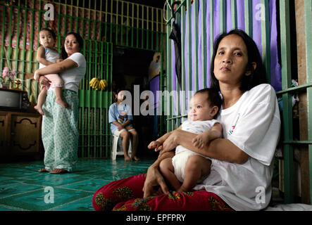 Les femmes condamnées avec leurs bébés derrière les barreaux dans une cellule de la prison de district d'Angeles, aux Philippines Banque D'Images